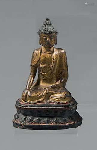 CHINE Statuette en bronze laqué or et rouge de bouddhaSakyam...