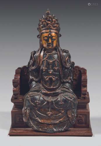 CHINE Statuette de Guanyin en bronze assis sur un trône en b...