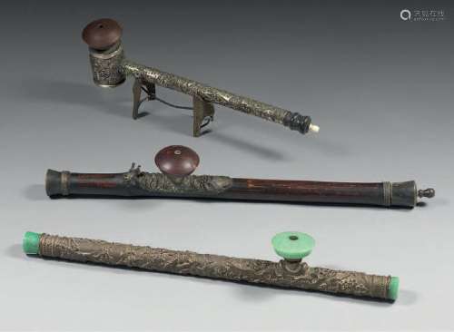 CHINE et VIETNAM Trois pipes à opium, dont une en bambou, un...