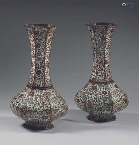 CHINE Paire de vases en bronze cloisonnés de forme hexagonal...