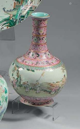 CHINE Vase de forme Yuyuchunping en porcelaine décoré en éma...