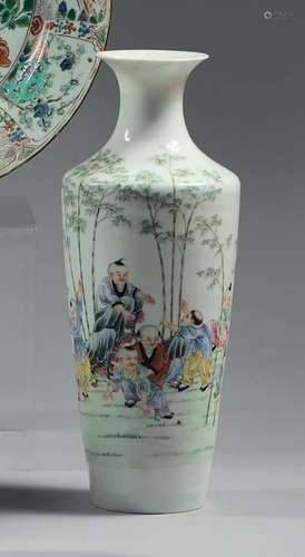 CHINE Vase à bord évasé en porcelaine émaillée polychrome de...