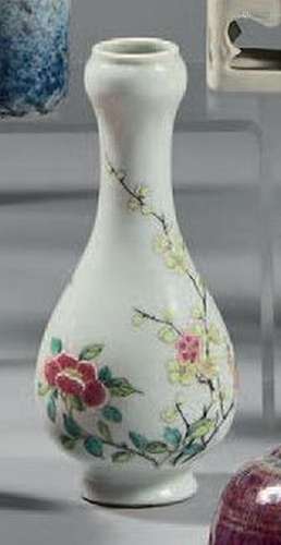 CHINE Petit vase soliflore en porcelaine de forme balustre, ...