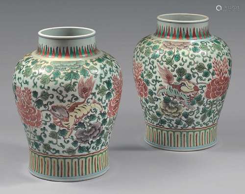 CHINE Paire de vases de forme balustre en porcelaine décorés...