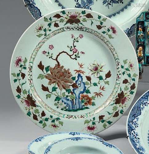 CHINE Grand plat circulaire en porcelaine décoré en émaux de...