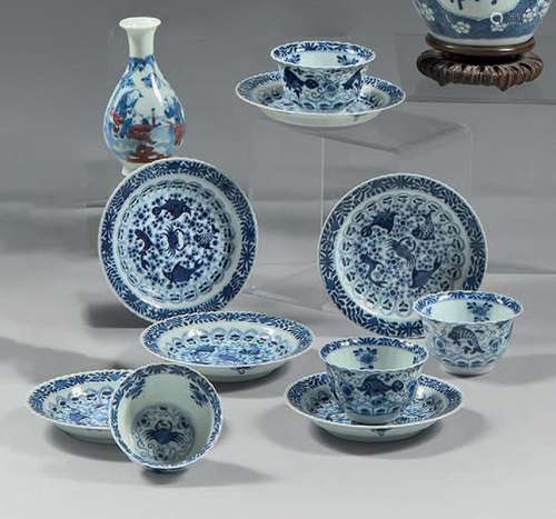 CHINE Quatre sorbets et six soucoupes en porcelaine de forme...