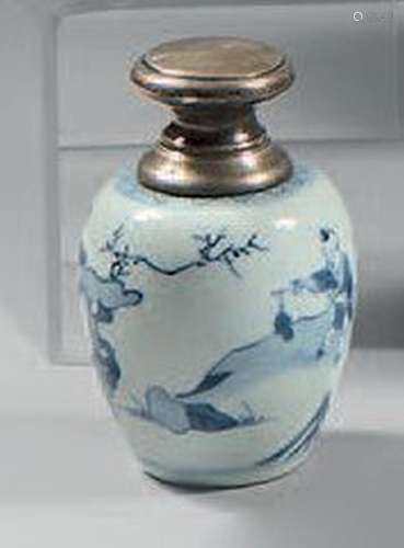 CHINE Vase balustre en porcelaine décoré en bleu sous couver...