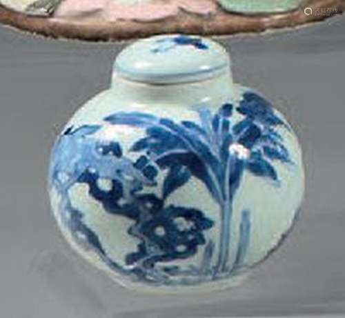 CHINE Petit vase couvert hémisphérique en porcelaine à fond ...