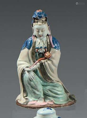 CHINE Statuette de Guanyin en porcelaine émaillée polychrome...