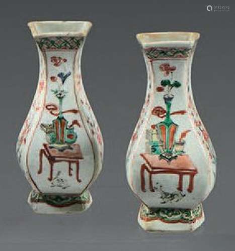 CHINE Paire de vases d'appliques en porcelaine, décorés en é...