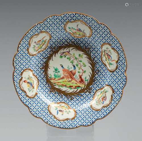 Assiette en porcelaine de Chantilly du XVIIIe siècle. Marque...