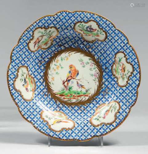 Assiette en porcelaine de Chantilly du XVIIIe siècle. Marque...