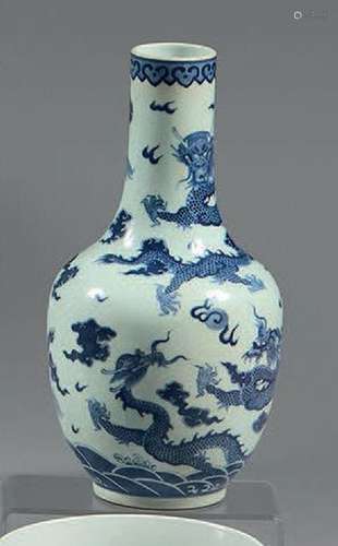 CHINE Vase à long col étroit en porcelaine, décoré en bleu s...