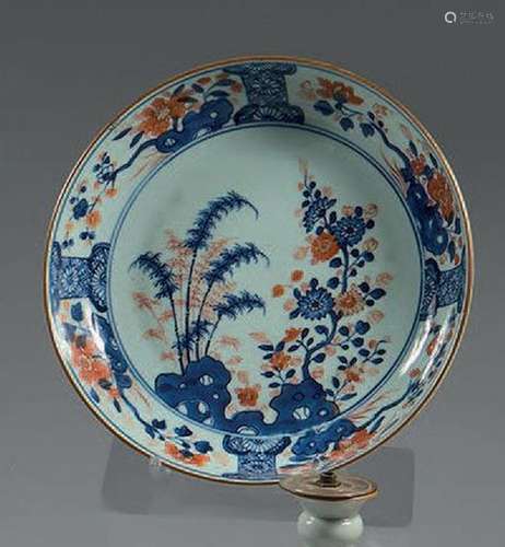 CHINE Plat circulaire en porcelaine décoré dans la palette i...