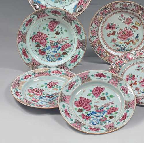 CHINE Suite de trois assiettes circulaires en porcelaine déc...