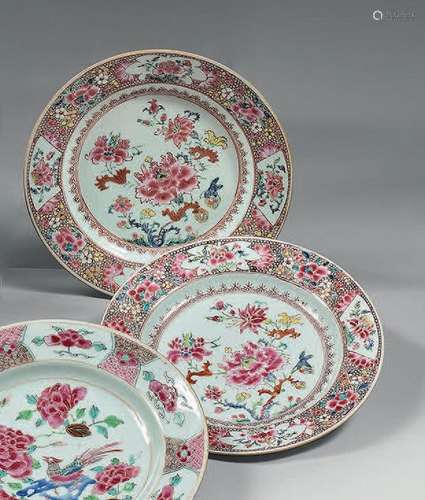 CHINE Deux assiettes circulaires en porcelaine décorées en é...