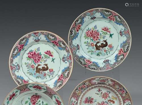 CHINE Deux assiettes circulaires en porcelaine décorées en é...