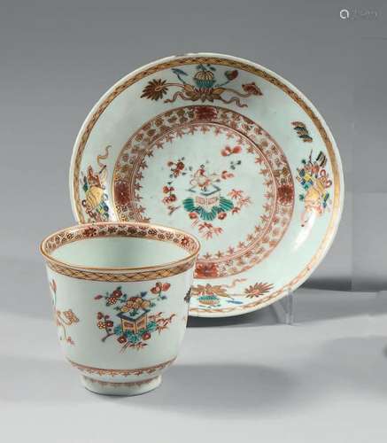 CHINE Gobelet et soucoupe en porcelaine décorés en polychrom...