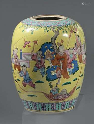 CHINE * Vase ovoïde en porcelaine à fond jaune décoré en éma...