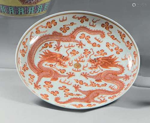 CHINE Plat circulaire en porcelaine décoré en rouge de fer d...