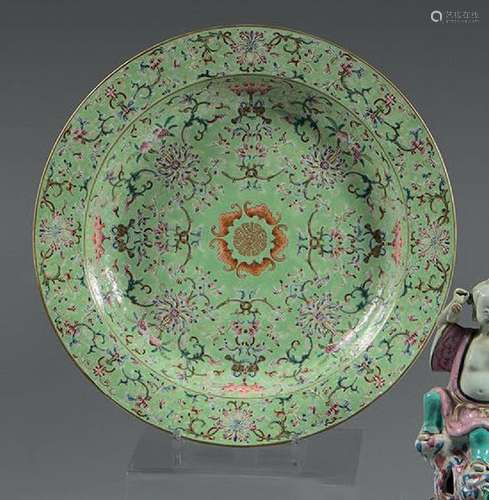 CHINE Plat circulaire en porcelaine à fond vert à riche déco...