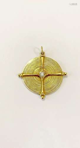 PH. COMOY<br />
Pendentif de forme ronde en or jaune 750 mil...