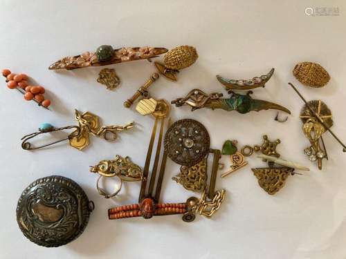 Lot de bijoux fantaisie en métal ornés de pierres d'imitatio...