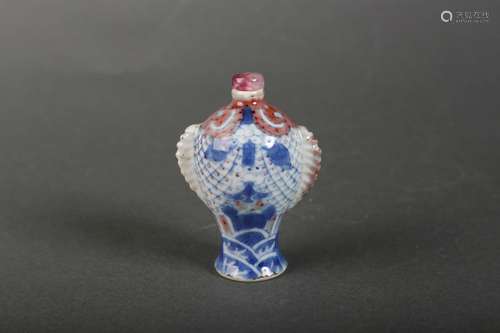 A fish patterned porcelain snuff bottle