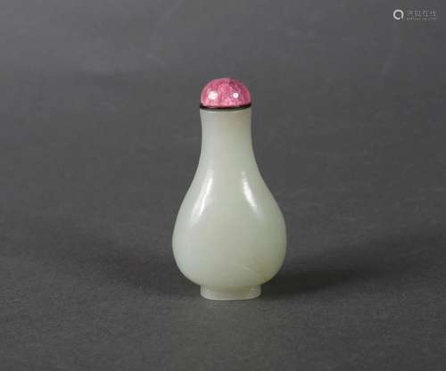 A white jade snuff bottle