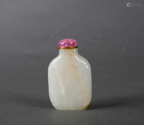 A white jade snuff bottle