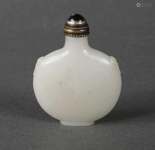 A white jade snuff bottle