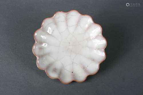 A Ge kiln glazed porcelain flower shaped plate