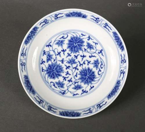 A blue and white interlocking flower porcelain plate