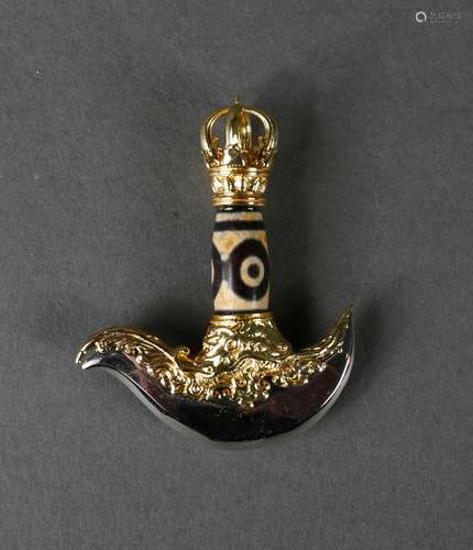 A three-eyed dzi bead-inlaid dagger