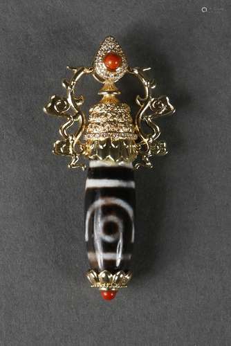 A two-eyed dzi bead-inlaid pendant