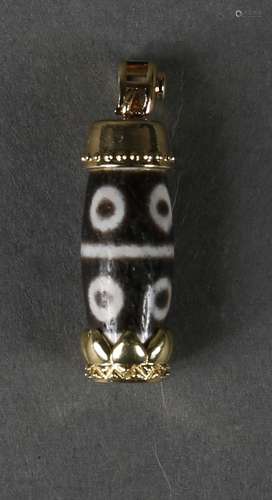 An eight-eyed dzi bead-inlaid pendant