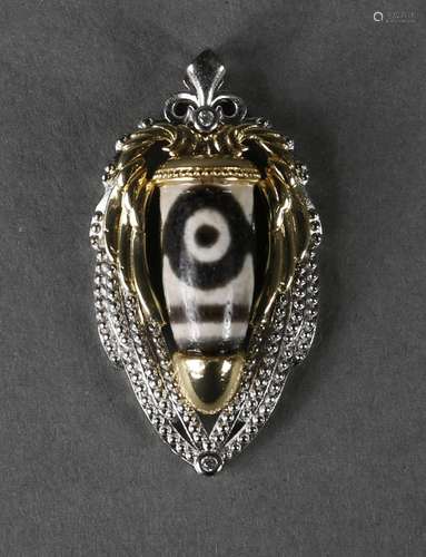 A two-eyed dzi bead-inlaid pendant