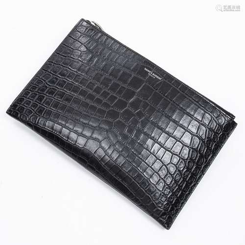 YVES SAINT LAURENT -  Petite pochette zippée en cuir noir fr...