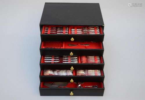 A silver cutlery case in Louis XV style (800/1000)