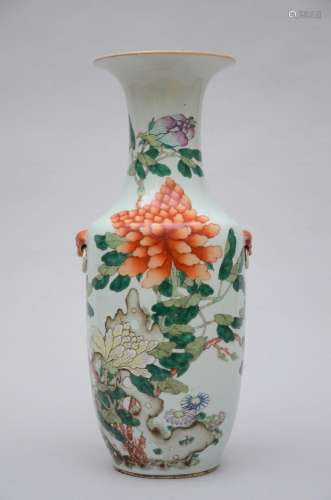 Chinese famille rose porcelain vase with floral decoration (...