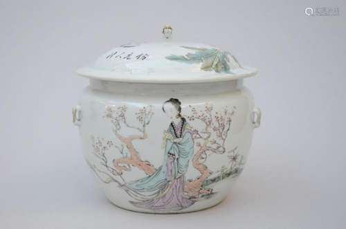 Lidded bowl in Chinese porcelain 'ladies' (22x22cm) ...