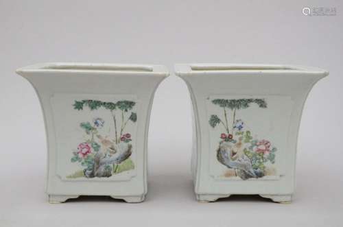 A pair of famille rose planters 'birds' (19x21x21cm)