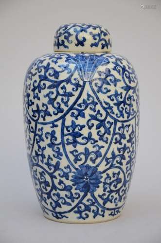 A vase in Chinese blue and white porcelain 'lotus' (...