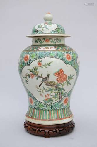 A Chinese famille verte porcelain lidded vase 'flowers&#...