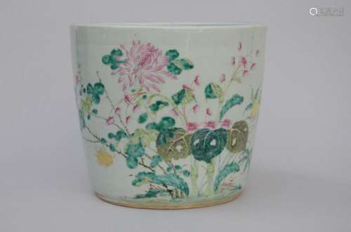 A planter in Chinese porcelain 'decor with chrysanthemum...