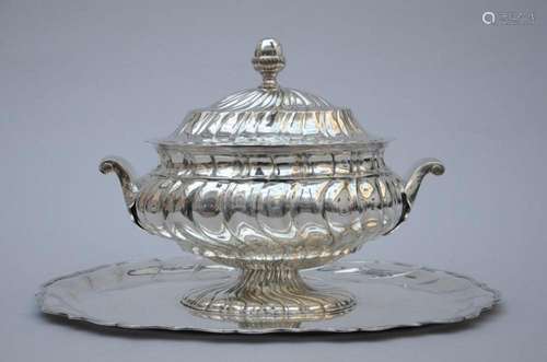 A large silver soup tureen on a plate (800/1000)