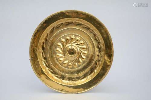 Alms dish in brass, 16th - 17th century (dia 38cm)