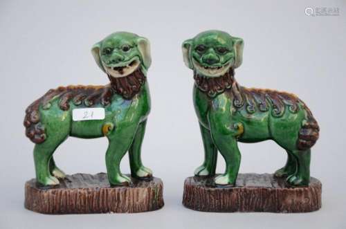 A pair of foo lions in Chinese sancai porcelain, Kangxi peri...