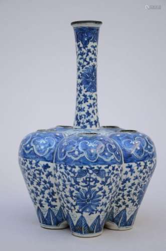 A Chinese blue and white porcelain tulip vase, 19th century ...