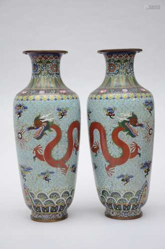 A pair of cloisonné vases 'dragons', circa 1900 (h49...